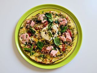 Pizza Burrata cu mortadella si pesto