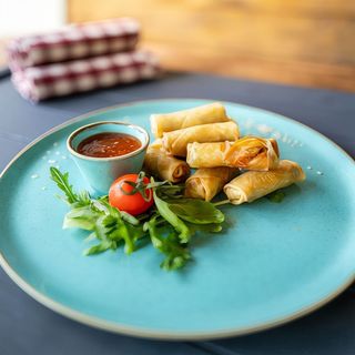 Spring rolls & sweet chilli dip