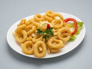 Calamar a la romana cu cartofi prăjiți