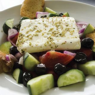 Salată Cretană si bagheta prajita /300gr