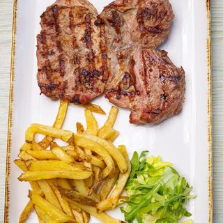 Ceafă de porc la grătar și cartofi naturali prajiti /300gr/200gr