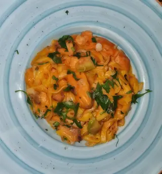 Tagliatelle cu somon proaspăt, dovlecel și sos roze /350gr