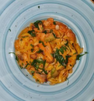 Tagliatelle cu somon proaspăt, dovlecel și sos roze /350gr