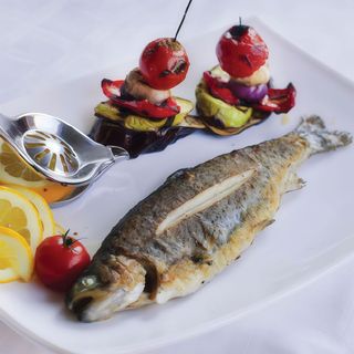 Păstrăv la grătar, mamaliga,mujdei/3-400gr/200gr