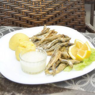 Hamsii prăjite cu mămăligă şi mujdei /300gr/200gr/90ml