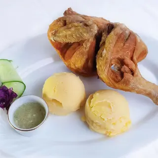Pui la ceaun, înăbușit în mujdei, cu mămăligă/5-600gr/200gr