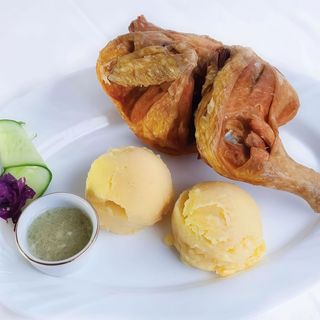 Pui la ceaun, înăbușit în mujdei, cu mămăligă/5-600gr/200gr