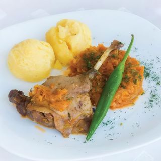 Pulpă de raţă pe varză, ardei iute, mămăligă/150gr/200gr/200gr