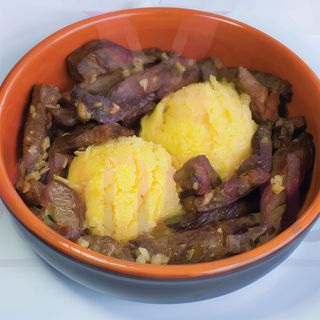 Pastramă de oaie la tigaie cu mămăliga şi burduf /300gr/250gr