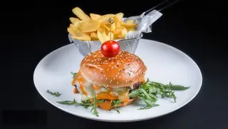 Burger cu pui panko,cartofi naturali prajiti/200/200gr