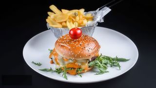 Burger cu pui panko,cartofi naturali prajiti/200/200gr