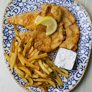 Gujoane crispy de crap salbatic,cartofi naturali prajiti si sos tartar