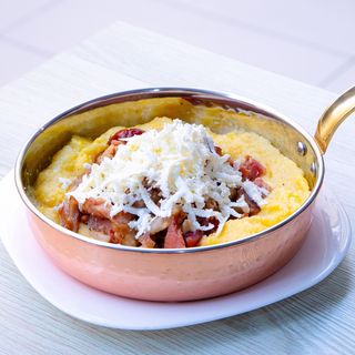 Carne si carnati la untură cu mămăligă şi telemea rasă /300gr/200gr