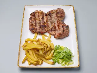 Ceafă de porc la grătar și cartofi naturali prajiti /300gr/200gr