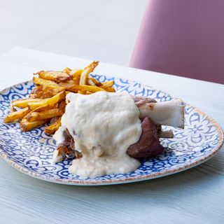 Ciolan afumat cu sos de cascaval afumat si cartofi gratinati