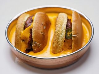 BURGER SPECIAL scufundat in sos cheddar si cartofi naturali prajiti