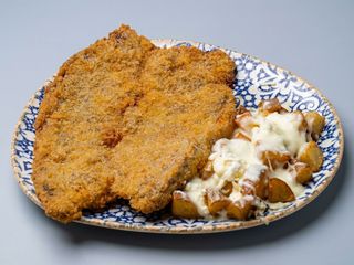 Snitel crocant din muschi vita,cartofi gratinati