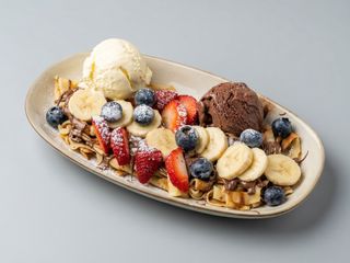 Clatite franjurate cu Nutella,fructe proaspete si inghetata de vanilie