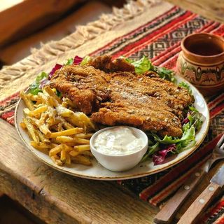 Snitel din piept de pui in crusta de seminte cu cartofi pai si sos alioli  450g