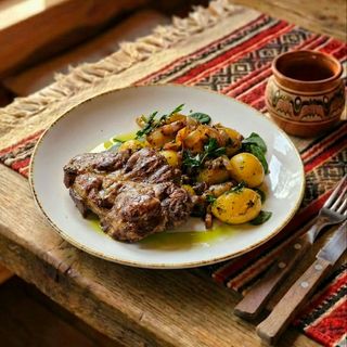 Ceafa de porc cu cartofi la tigaie cu ceapa si slaninuta 450g