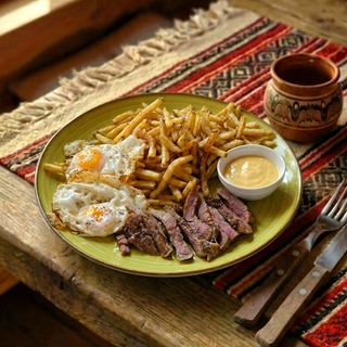 Cartofi prajiti cu steak de vita , ochiuri , salata si sos de ceapa 450g