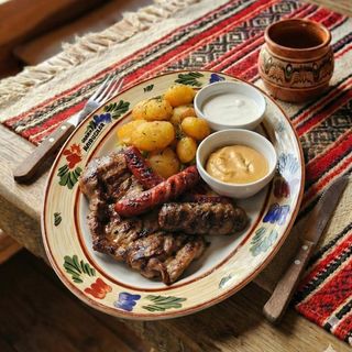 Mixt grill cu cartofi la cuptor cu rozmarin, sos alioli si mustar 550g