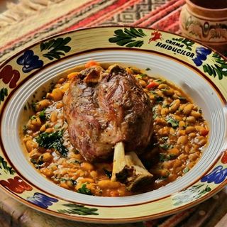 Ciolan de porc la cuptor cu iahnie de fasole si varza murata 800g