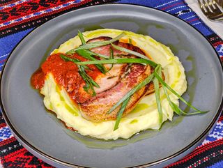 Porchetta cu sos demiglace, piure de cartofi 400g