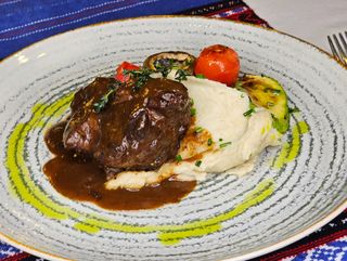 Deliciu din obrajori de vita cu piure de cartofi cu trufe si legume coapte D 500g