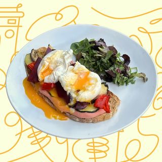 Oua posate cu hummus & legume coapte 