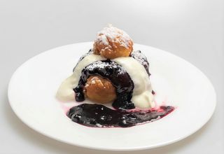 Papanași Junior cu fructe de pădure și smântână