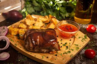 Coaste de porc cu sos bbq si cartofii bucatarului 