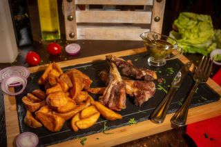 Cotlete de berbecut New Zealand cu sos pesto