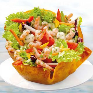 Salată cu creveți și mozzarella