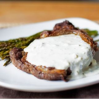 Muschi de vita cu sos gorgonzola