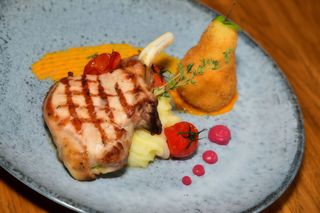 Cotlet de porc mangalita la gratar