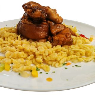 Tocanita din unghii de porc cu ciolan la cuptor si galuste de casa