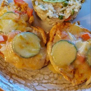 Piept de pui gratinat cu legume şi mozzarela