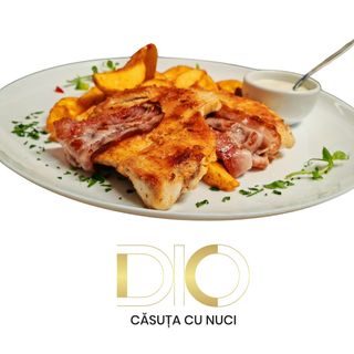 Piept de pui înfăşurat în bacon şi sos gorgonzola