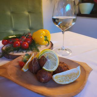 Chiftele de peste cu sos de usturoi