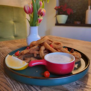 Jumari de peste cu rondele de ceapa si sos de usturoi