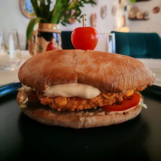 Burgher crispy chicken cu cartofi prajiti