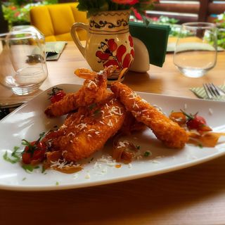 Crispy chicken fingers cu cartofi prăjiți, ketchup