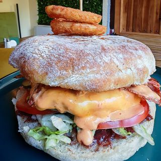 Burger de vita Angus cu cartofi prajiti