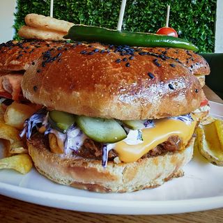 Burger Pulled Pork cu cartofi barcuță