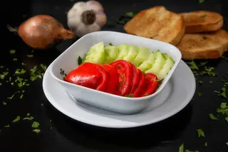 Salata de rosii cu castraveti