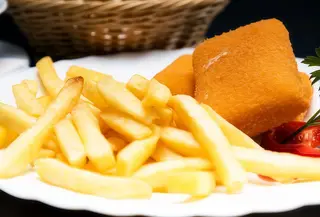 Cașcaval pane cu cartofi prăjiți 