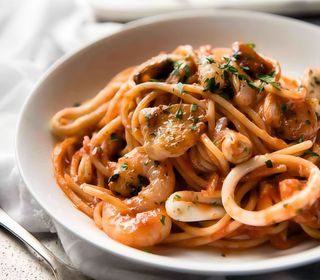 Spaghete cu fructe de mare in sos rosu