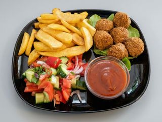 Falafel cu cartofi prajiti, salata de vara si ketchup 180g/200g/100g/50g