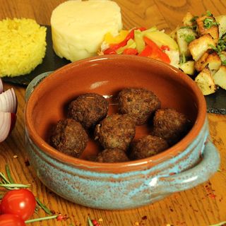 Chiftele din vită cu garnitură la alegere